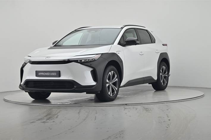 Hvid Toyota BZ4X fra 2025