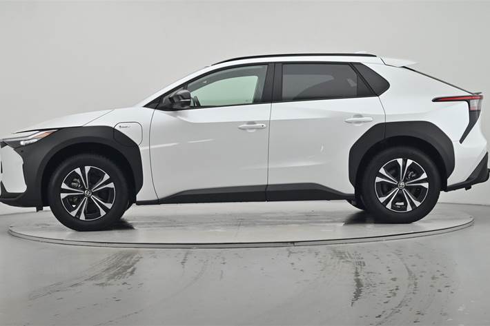 Hvid Toyota BZ4X fra 2025