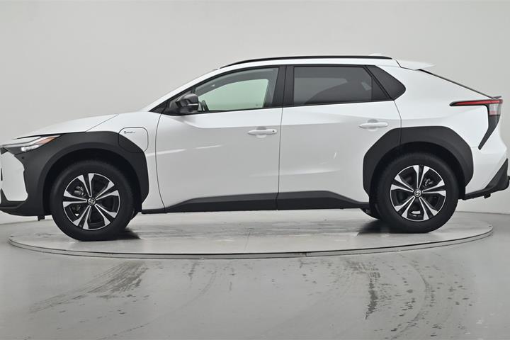 Hvid Toyota BZ4X fra 2025