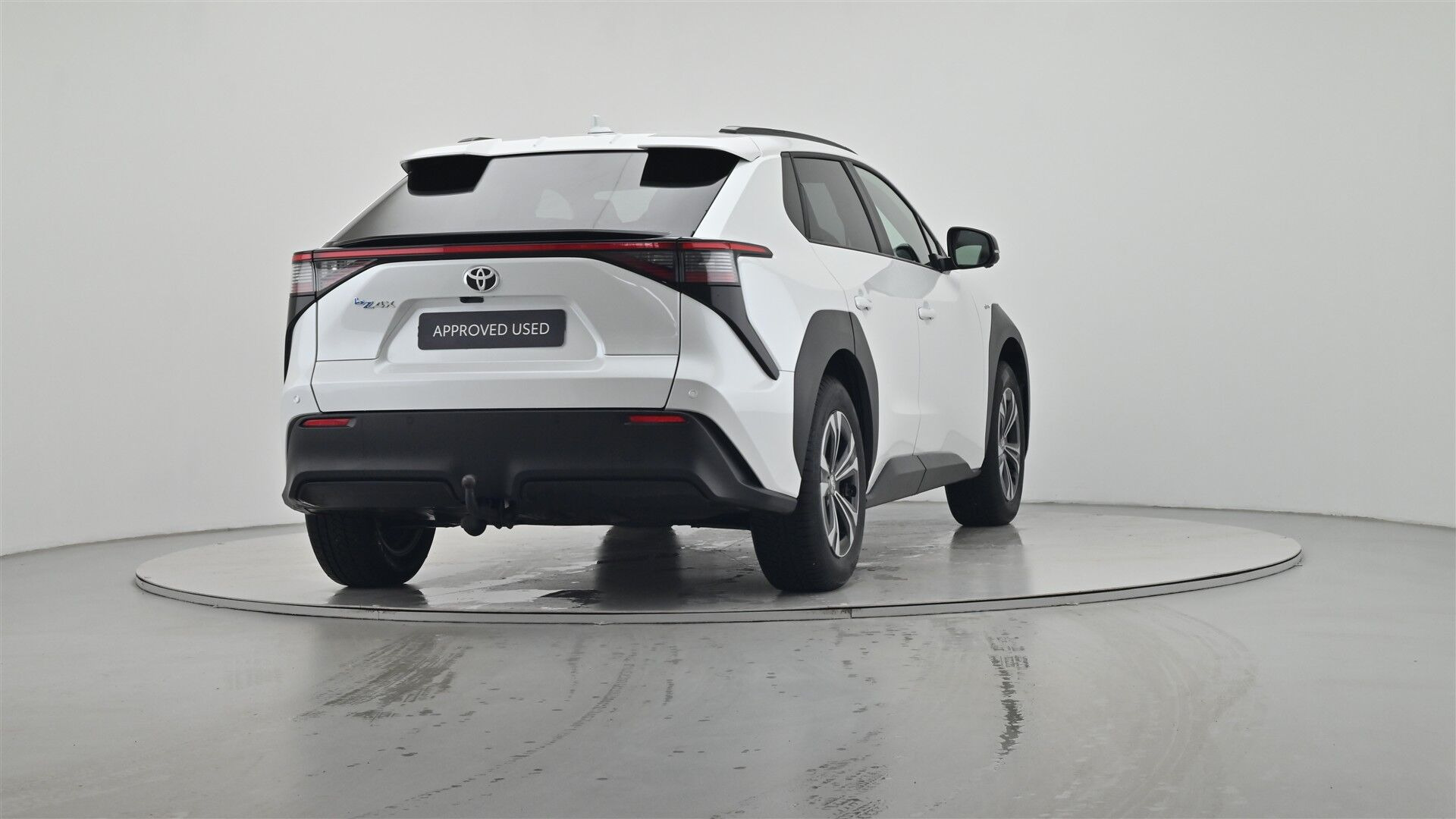 Hvid Toyota BZ4X fra 2025