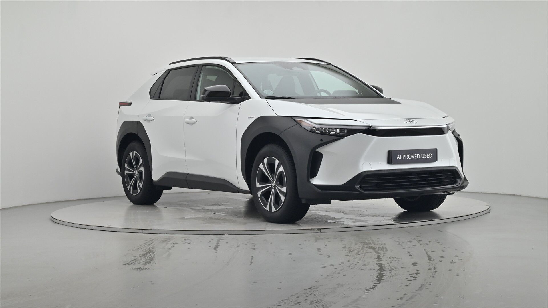 Hvid Toyota BZ4X fra 2025