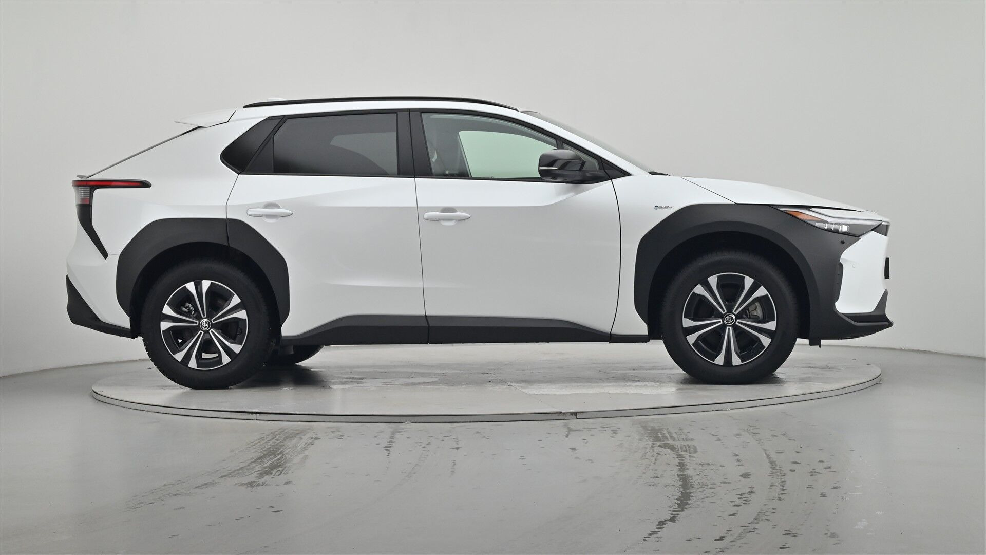 Hvid Toyota BZ4X fra 2025