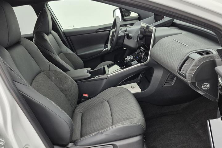 Hvid Toyota BZ4X fra 2025