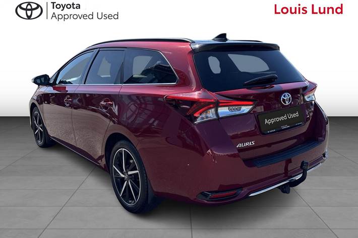 Rød Toyota Auris fra 2018