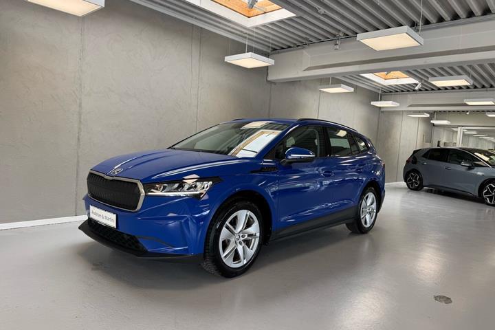 Blå Skoda Enyaq fra 2023 set udefra