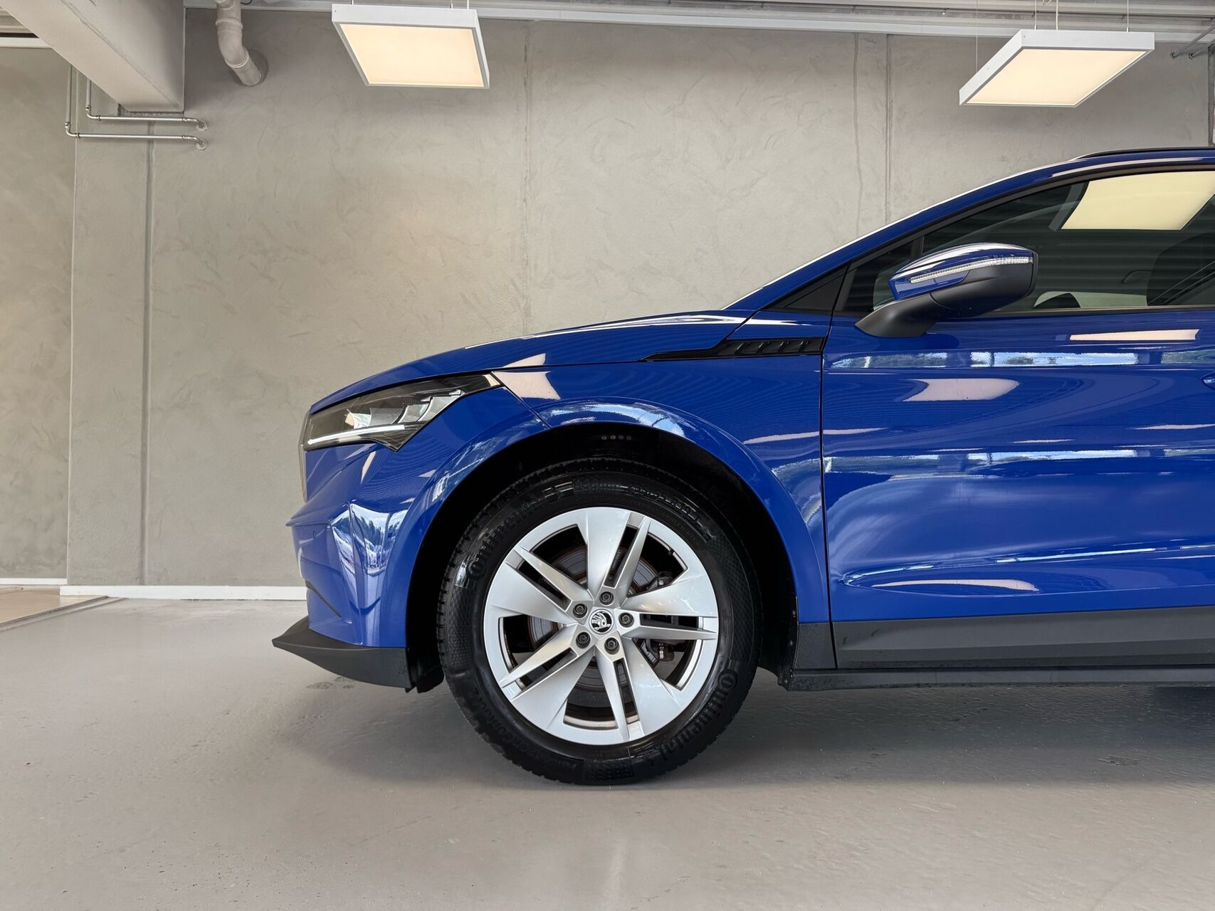 Blå Skoda Enyaq fra 2023