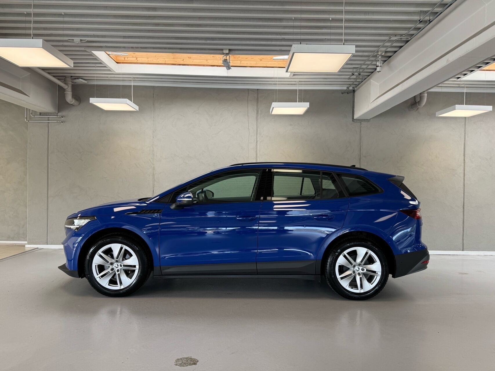 Blå Skoda Enyaq fra 2023