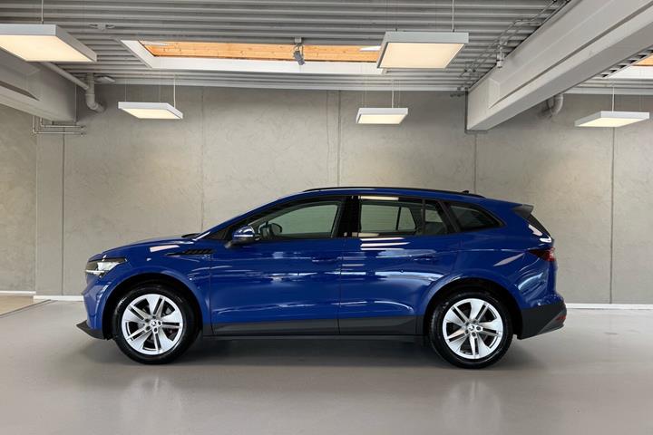 Blå Skoda Enyaq fra 2023