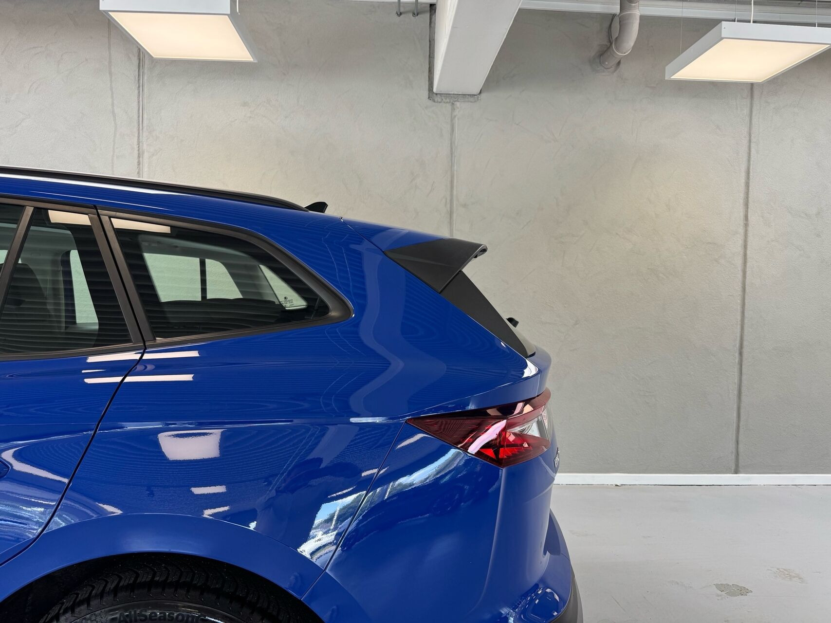 Blå Skoda Enyaq fra 2023