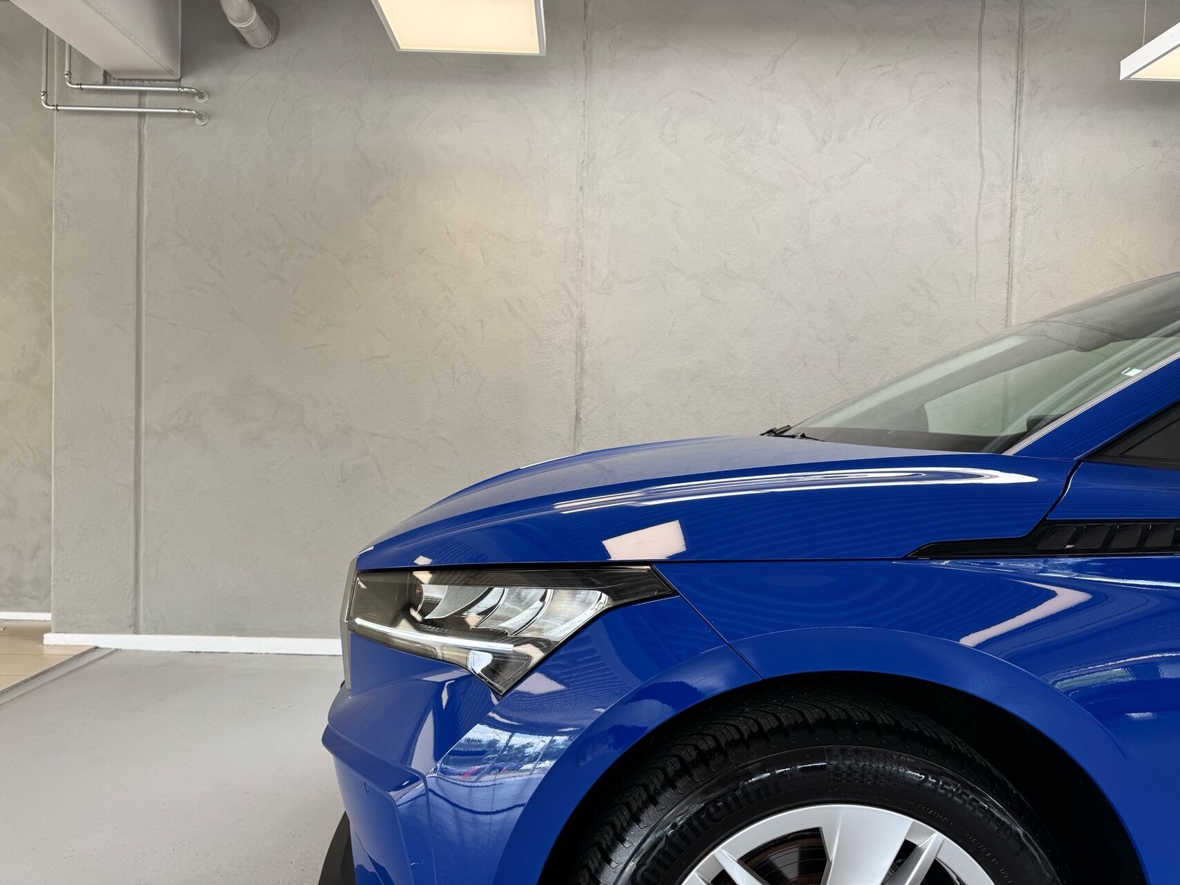 Blå Skoda Enyaq fra 2023