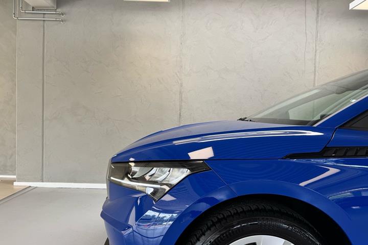 Blå Skoda Enyaq fra 2023