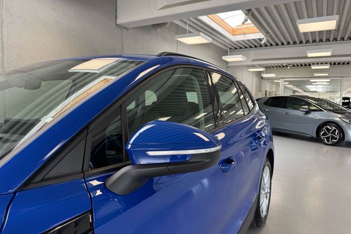 Blå Skoda Enyaq fra 2023