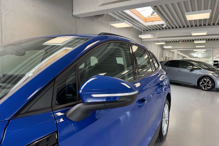 Blå Skoda Enyaq fra 2023