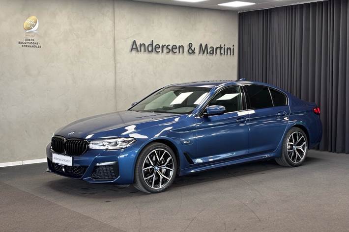 Blå BMW 545e fra 2022