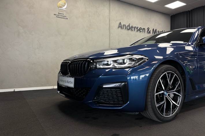 Blå BMW 545e fra 2022