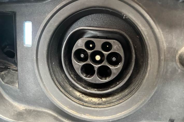 Blå BMW 545e fra 2022