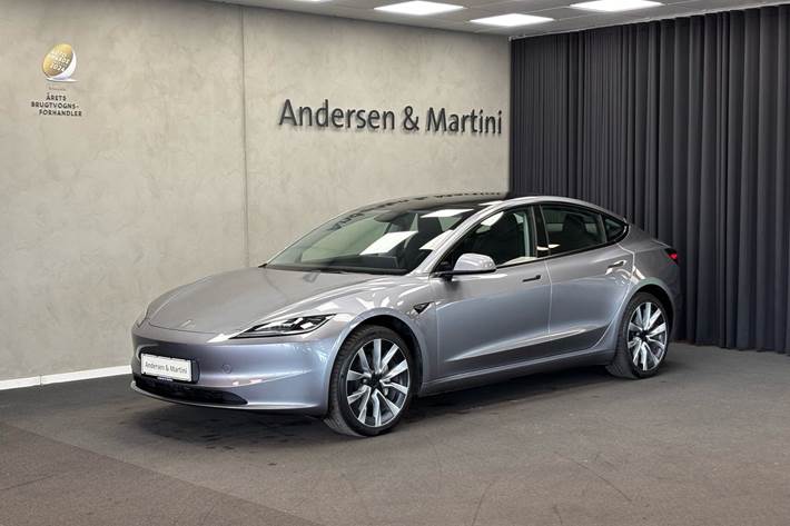 Grå Tesla Model 3 fra 2024