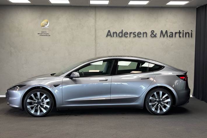 Grå Tesla Model 3 fra 2024