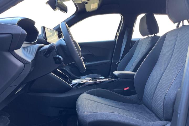 Sort Peugeot e-2008 fra 2025