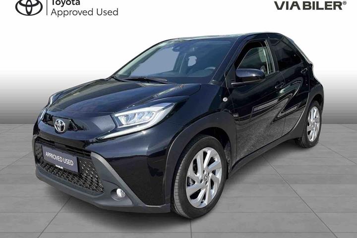 Sort Toyota Aygo X fra 2025 set udefra