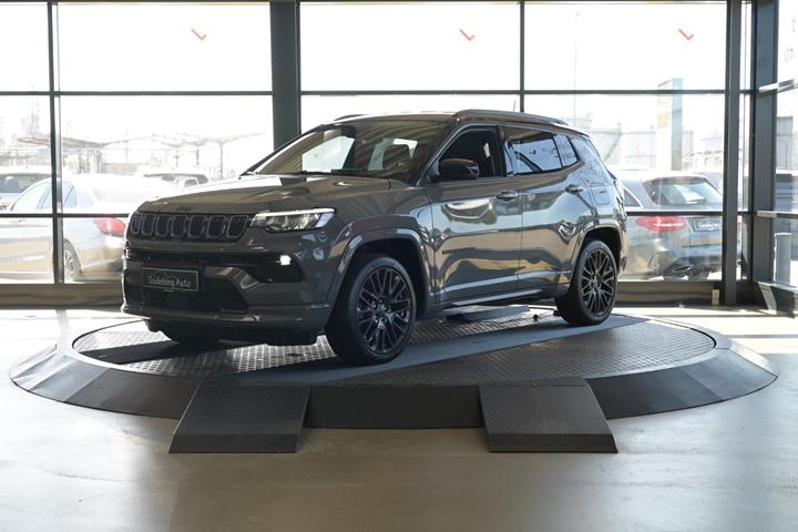 Grå Jeep Compass fra 2021 set udefra