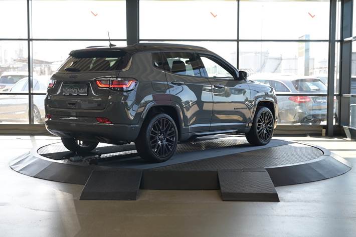 Grå Jeep Compass fra 2021