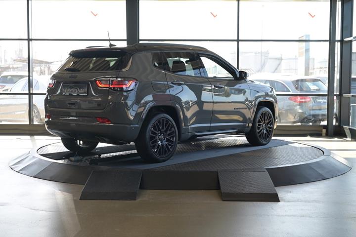 Grå Jeep Compass fra 2021