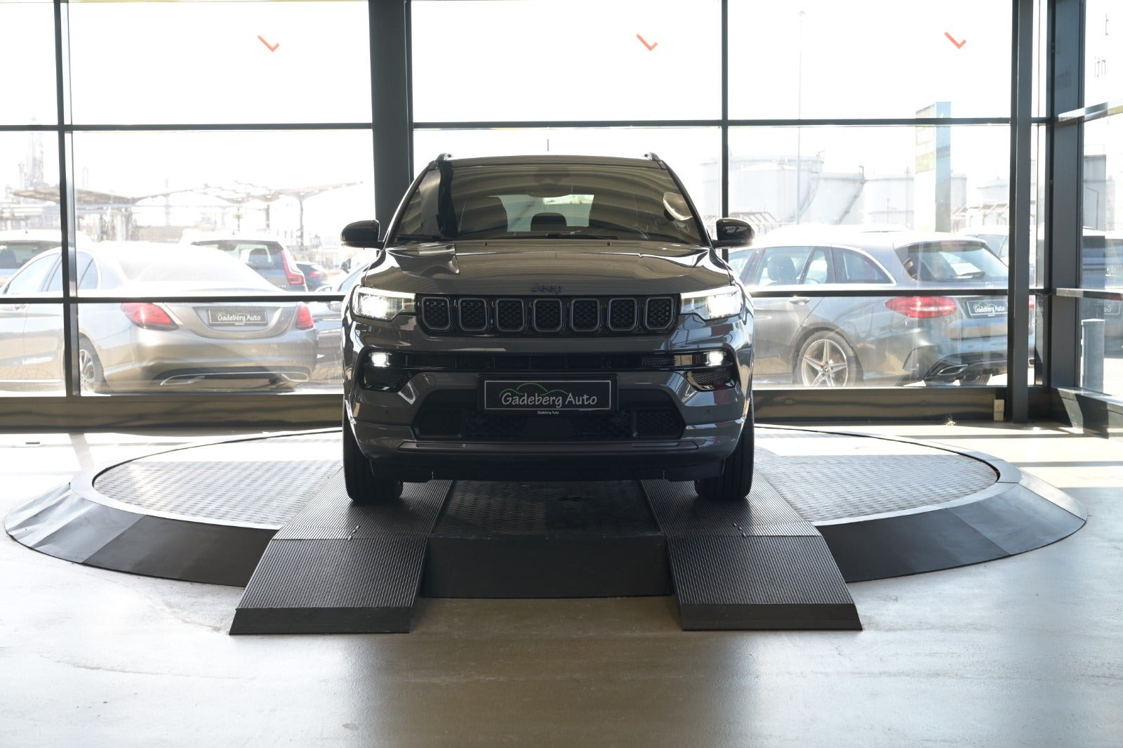 Grå Jeep Compass fra 2021