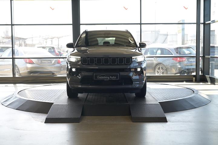 Grå Jeep Compass fra 2021
