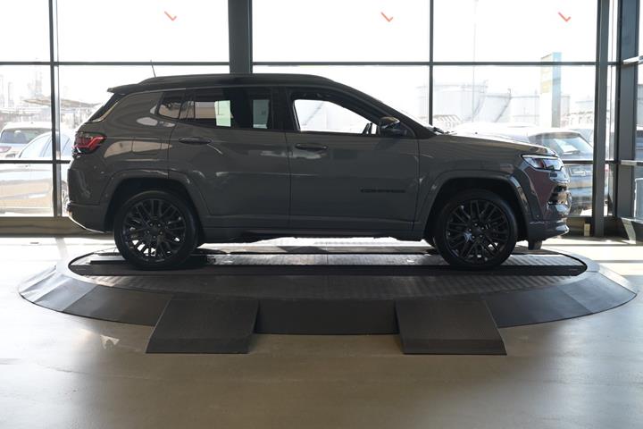 Grå Jeep Compass fra 2021