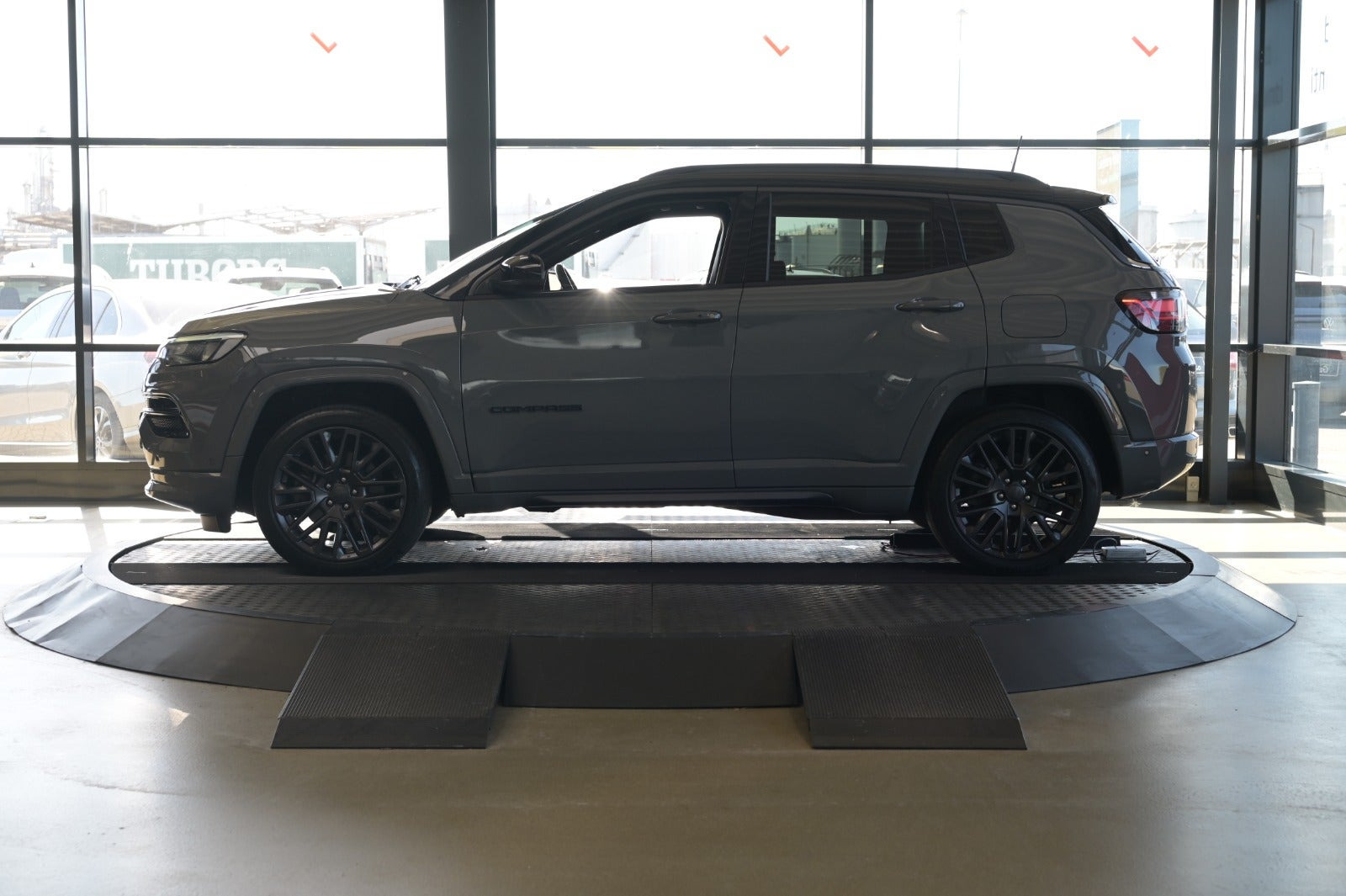 Grå Jeep Compass fra 2021
