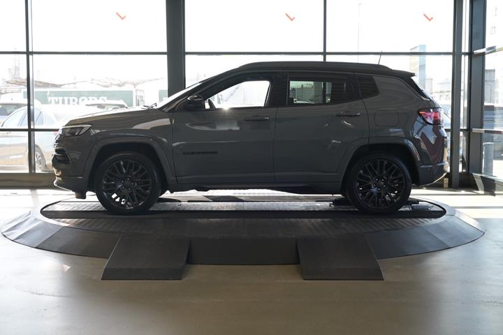 Grå Jeep Compass fra 2021