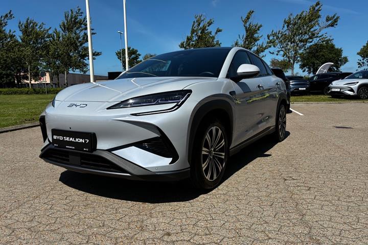 Sølv BYD Sealion 7 fra 2025 set udefra