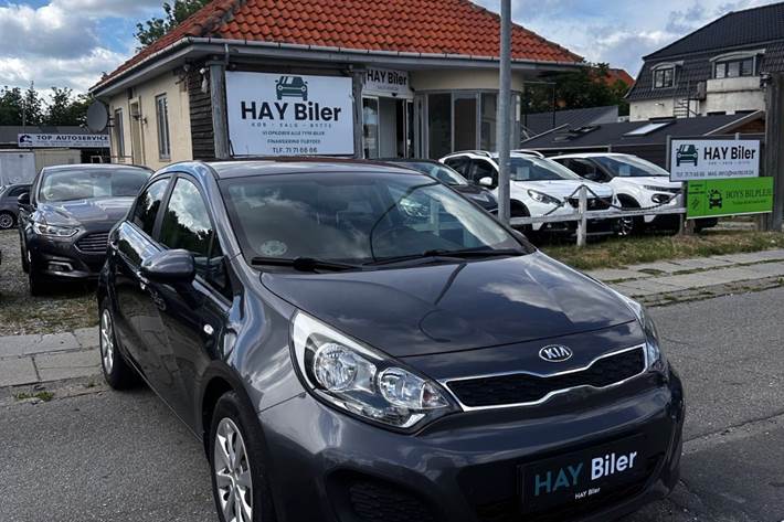 Grå Kia Rio fra 2014