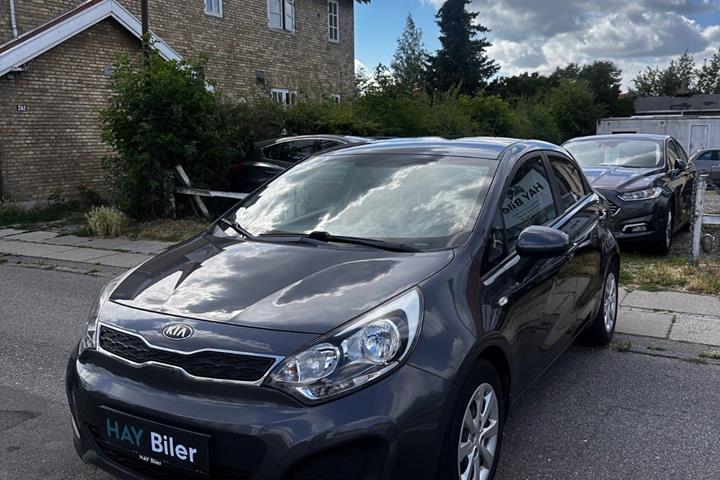 Grå Kia Rio fra 2014