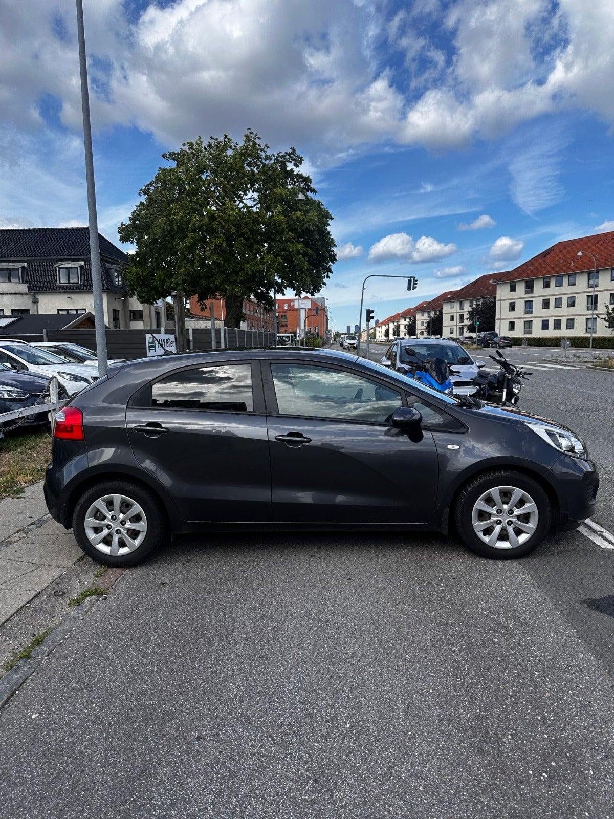 Grå Kia Rio fra 2014