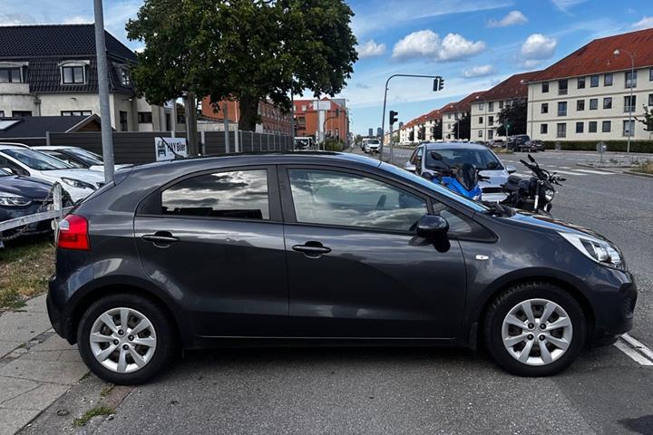 Grå Kia Rio fra 2014