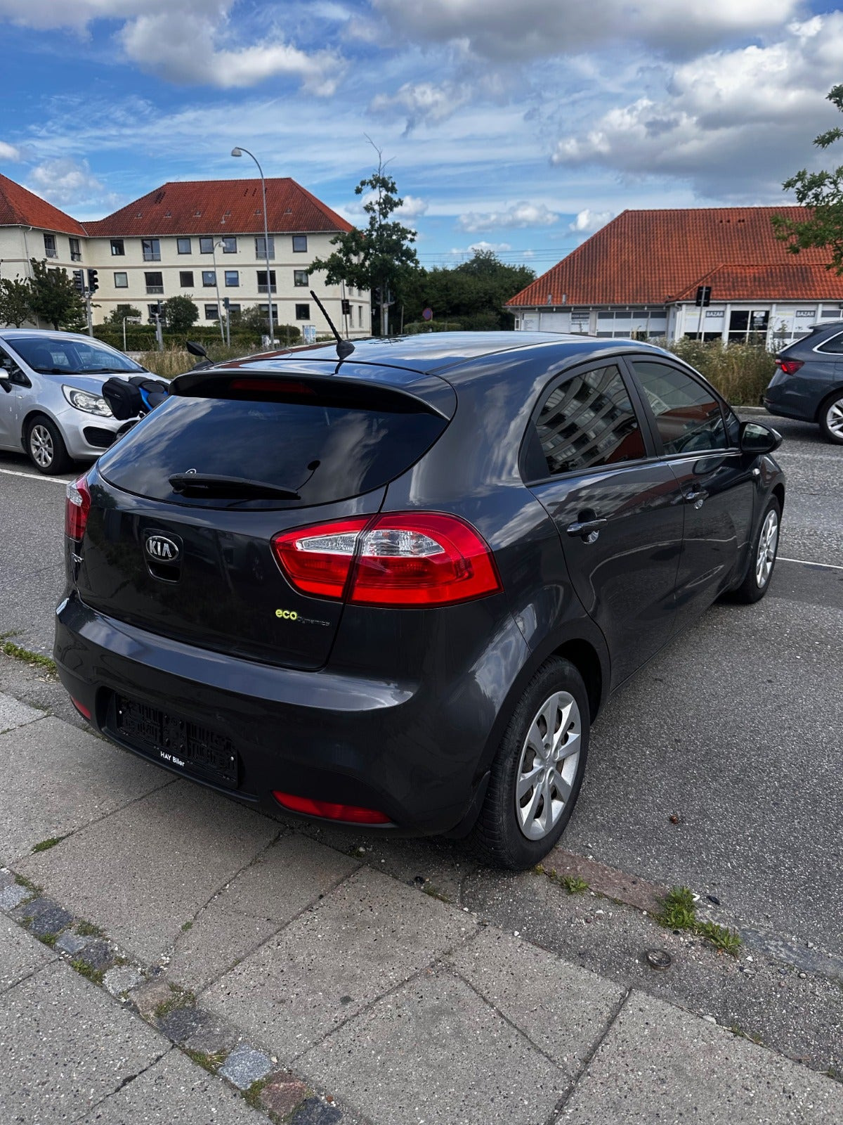 Grå Kia Rio fra 2014