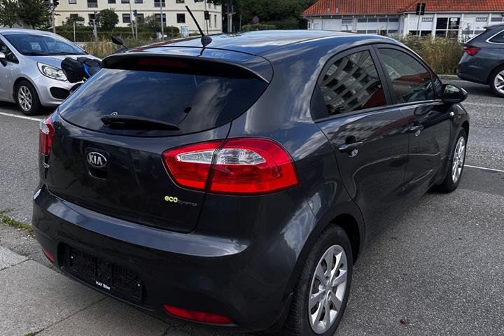 Grå Kia Rio fra 2014