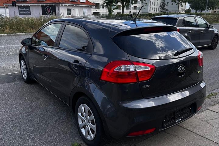 Grå Kia Rio fra 2014