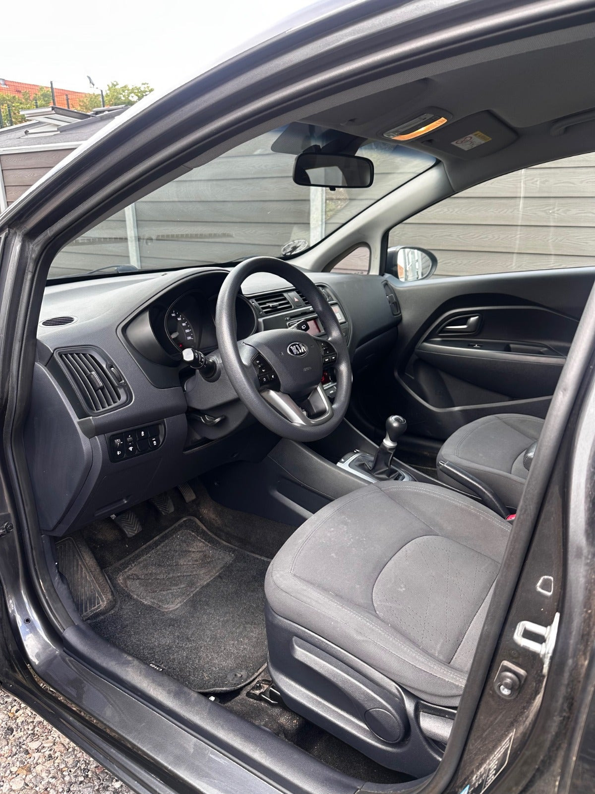 Grå Kia Rio fra 2014