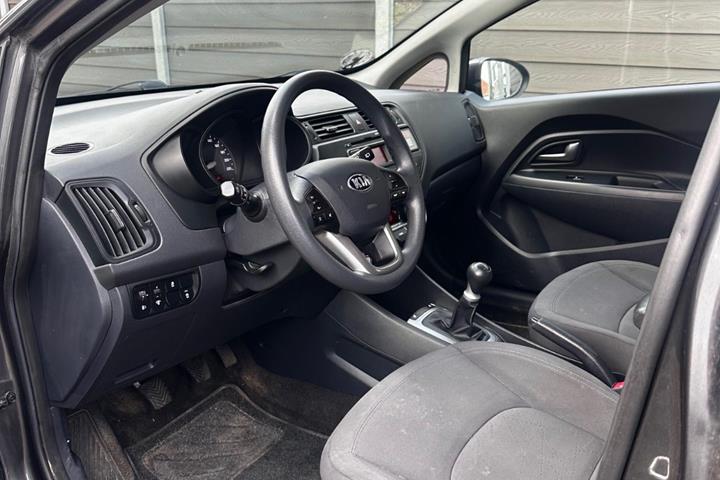 Grå Kia Rio fra 2014