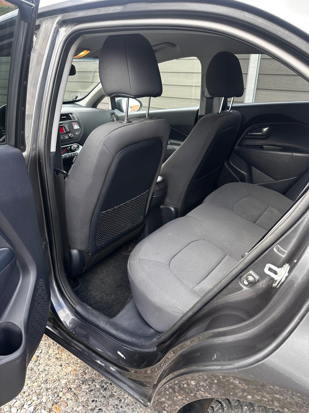 Grå Kia Rio fra 2014