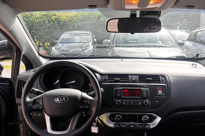Grå Kia Rio fra 2014