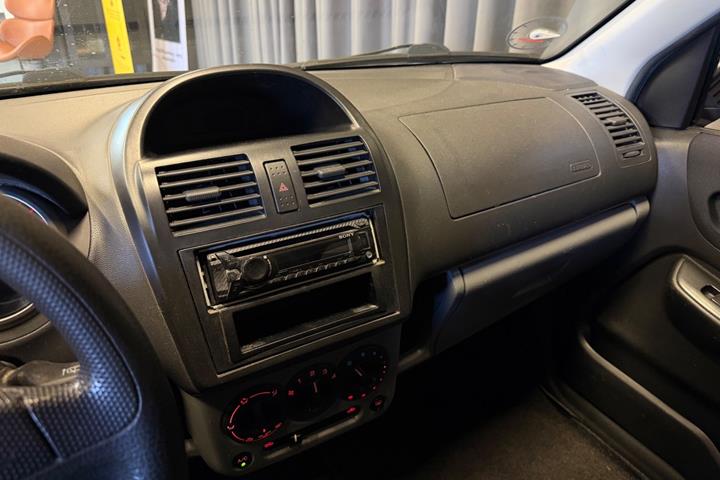 Rød Suzuki Ignis fra 2005