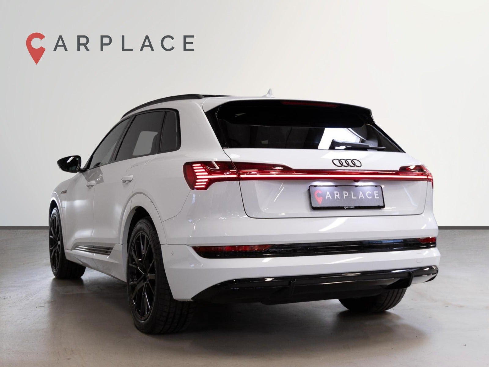 Hvid Audi e-tron fra 2022