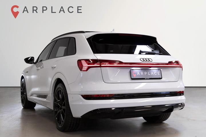 Hvid Audi e-tron fra 2022