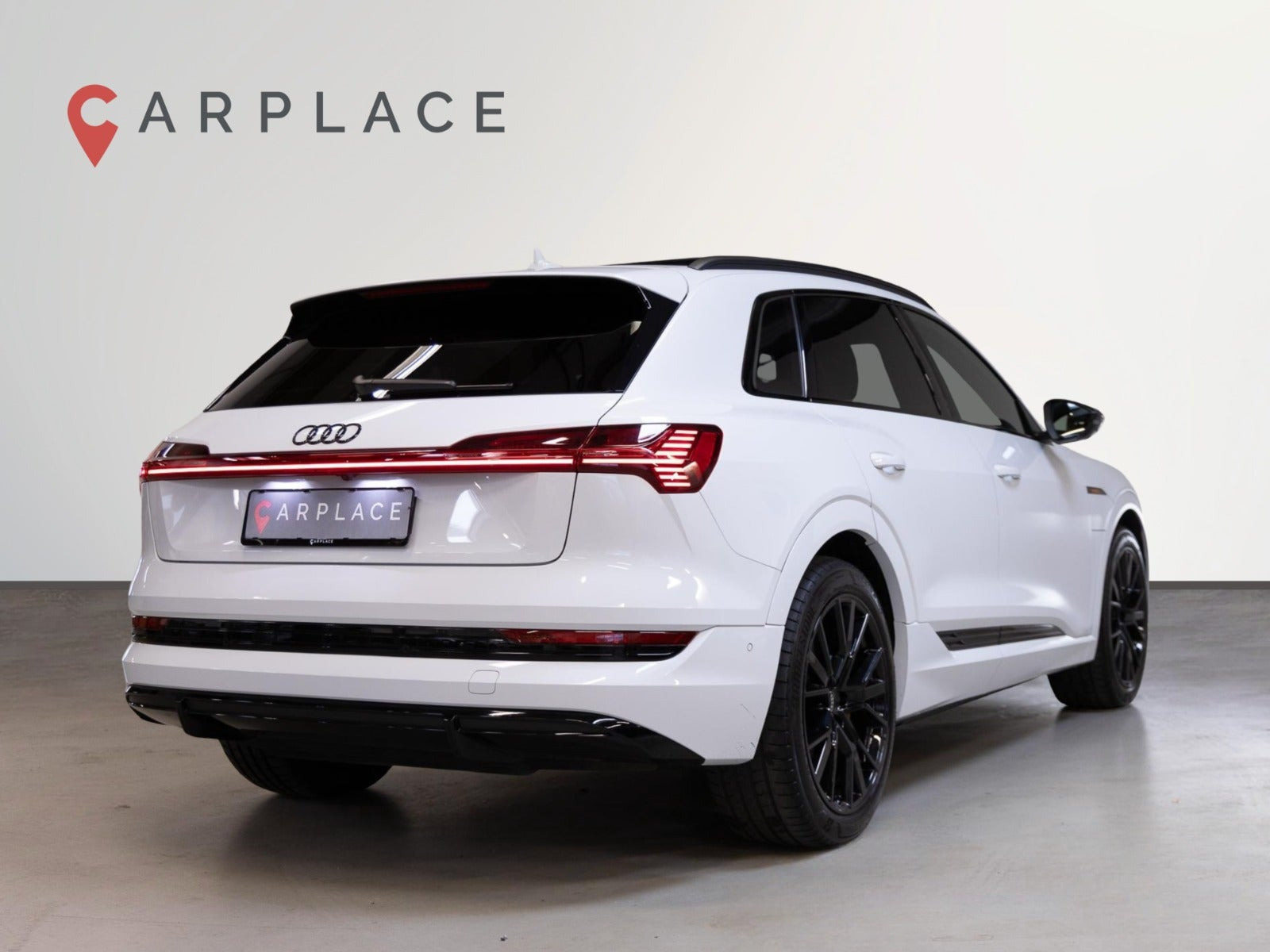 Hvid Audi e-tron fra 2022