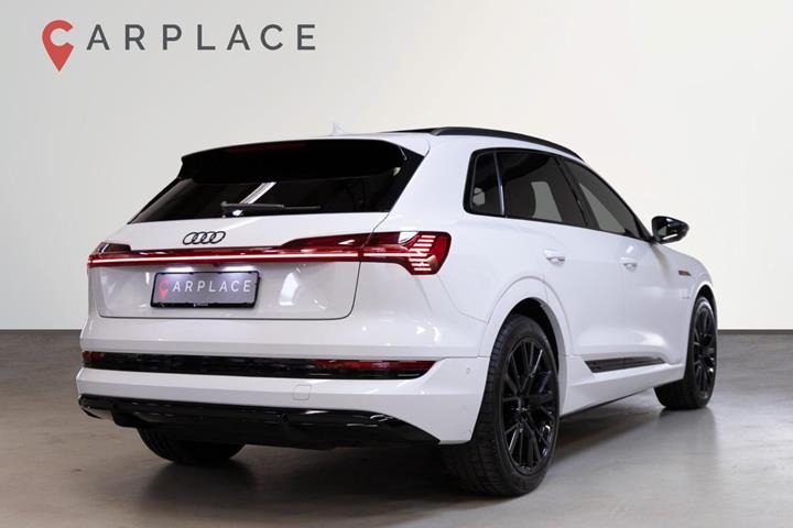 Hvid Audi e-tron fra 2022