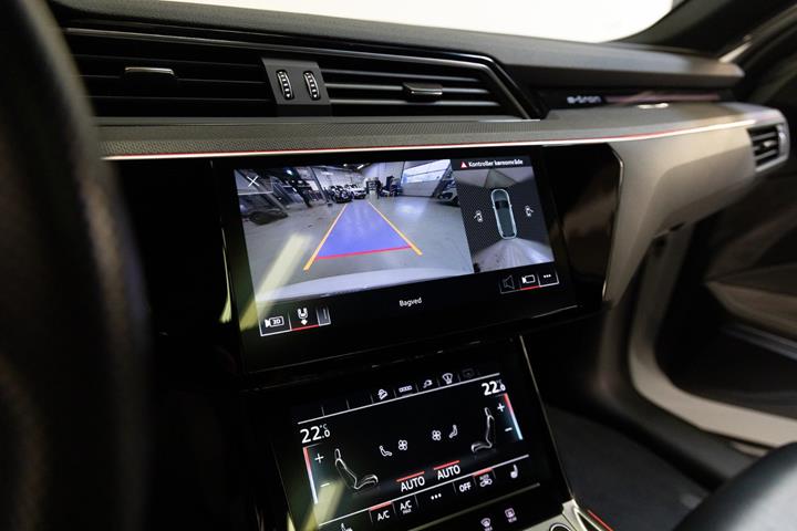 Hvid Audi e-tron fra 2022
